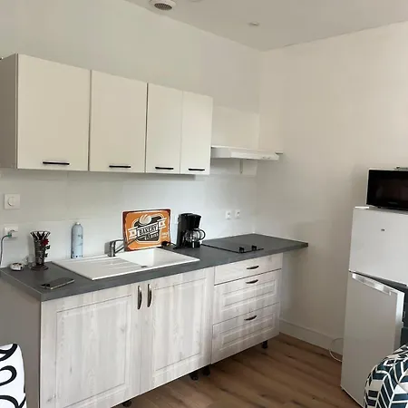 T2 Cosy, Agreable Fonctionnel Et Douillet, 1 Lit 140 Et Un Bz , Wifi Gratuit, Boite A Cles, Proche Commerces Et Gare Routiere, Linge De Lit Et Toilette Offerts A Partir De 4 Nuits شقة
